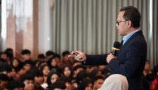 Wamendagri Bima Arya Sugiarto menyampaikan materi di hadapan mahasiswa baru pada kegiatan PKKMB Corsara 2026–2027 di Universitas Komputer Indonesia, Bandung, Selasa (22/9/2026). (Foto: Puspen Kemendagri)