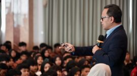 Wamendagri Bima Arya Sugiarto menyampaikan materi di hadapan mahasiswa baru pada kegiatan PKKMB Corsara 2026–2027 di Universitas Komputer Indonesia, Bandung, Selasa (22/9/2026). (Foto: Puspen Kemendagri)