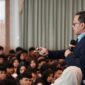 Wamendagri Bima Arya Sugiarto menyampaikan materi di hadapan mahasiswa baru pada kegiatan PKKMB Corsara 2026–2027 di Universitas Komputer Indonesia, Bandung, Selasa (22/9/2026). (Foto: Puspen Kemendagri)