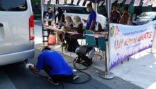 Petugas menguji emisi kendaraan pribadi warga di Kompleks Balai Kota Yogyakarta, sementara tim pencatat merekam hasil pengukuran.