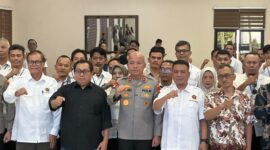 Kapolda Banten Irjen Pol. Hengki Ketua PWI Provinsi Banten Rian Nopandra bersama pengurus PWI dan puluhan jurnalis 