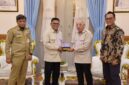 Gubernur Banten Andra Soni menerima kunjungan Direktur Utama Telkom Akses Irphan Wijaya beserta jajaran Komisaris dan Direksi di Gedung Negara Provinsi Banten, Serang, Selasa (22/9/2026), membahas koordinasi penataan jaringan utilitas kabel udara sejalan dengan program Indonesia Asri, Aman, Sehat, Resik, dan Indah. (Foto: Adpim Banten)
