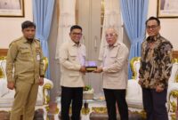 Gubernur Banten Andra Soni menerima kunjungan Direktur Utama Telkom Akses Irphan Wijaya beserta jajaran Komisaris dan Direksi di Gedung Negara Provinsi Banten, Serang, Selasa (22/9/2026), membahas koordinasi penataan jaringan utilitas kabel udara sejalan dengan program Indonesia Asri, Aman, Sehat, Resik, dan Indah. (Foto: Adpim Banten)