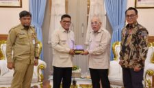 Gubernur Banten Andra Soni menerima kunjungan Direktur Utama Telkom Akses Irphan Wijaya beserta jajaran Komisaris dan Direksi di Gedung Negara Provinsi Banten, Serang, Selasa (22/9/2026), membahas koordinasi penataan jaringan utilitas kabel udara sejalan dengan program Indonesia Asri, Aman, Sehat, Resik, dan Indah. (Foto: Adpim Banten)