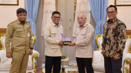 Gubernur Banten Andra Soni menerima kunjungan Direktur Utama Telkom Akses Irphan Wijaya beserta jajaran Komisaris dan Direksi di Gedung Negara Provinsi Banten, Serang, Selasa (22/9/2026), membahas koordinasi penataan jaringan utilitas kabel udara sejalan dengan program Indonesia Asri, Aman, Sehat, Resik, dan Indah. (Foto: Adpim Banten)