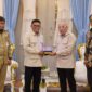 Gubernur Banten Andra Soni menerima kunjungan Direktur Utama Telkom Akses Irphan Wijaya beserta jajaran Komisaris dan Direksi di Gedung Negara Provinsi Banten, Serang, Selasa (22/9/2026), membahas koordinasi penataan jaringan utilitas kabel udara sejalan dengan program Indonesia Asri, Aman, Sehat, Resik, dan Indah. (Foto: Adpim Banten)