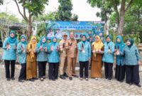 Tim Penggerak (TP) PKK Provinsi Banten Tinawati Andra Soni  memperlihatkan hasil panen jagung pulut bersama pengurus PKK di pekarangan Gedung PKK Provinsi Banten                          