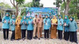 Tim Penggerak (TP) PKK Provinsi Banten Tinawati Andra Soni  memperlihatkan hasil panen jagung pulut bersama pengurus PKK di pekarangan Gedung PKK Provinsi Banten                          