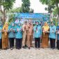 Tim Penggerak (TP) PKK Provinsi Banten Tinawati Andra Soni  memperlihatkan hasil panen jagung pulut bersama pengurus PKK di pekarangan Gedung PKK Provinsi Banten                          