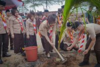 Gubernur Lampung bersama Wakil Gubernur Jihan Nurlela dan jajaran Forkopimda melakukan penanaman pohon di penghujung acara, sebagai simbol bahwa semangat Pramuka juga diwujudkan melalui aksi nyata menjaga lingkungan dan memberikan manfaat bagi masyarakat.