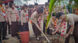 Gubernur Lampung bersama Wakil Gubernur Jihan Nurlela dan jajaran Forkopimda melakukan penanaman pohon di penghujung acara, sebagai simbol bahwa semangat Pramuka juga diwujudkan melalui aksi nyata menjaga lingkungan dan memberikan manfaat bagi masyarakat.