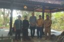 Rombongan peninjau berfoto di kompleks makam yang di sekitarnya ditemukan batu-batu candi diduga peninggalan masa klasik abad ke-8 hingga ke-10 Masehi.