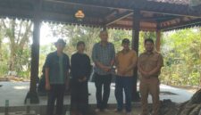 Rombongan peninjau berfoto di kompleks makam yang di sekitarnya ditemukan batu-batu candi diduga peninggalan masa klasik abad ke-8 hingga ke-10 Masehi.