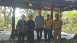 Rombongan peninjau berfoto di kompleks makam yang di sekitarnya ditemukan batu-batu candi diduga peninggalan masa klasik abad ke-8 hingga ke-10 Masehi.