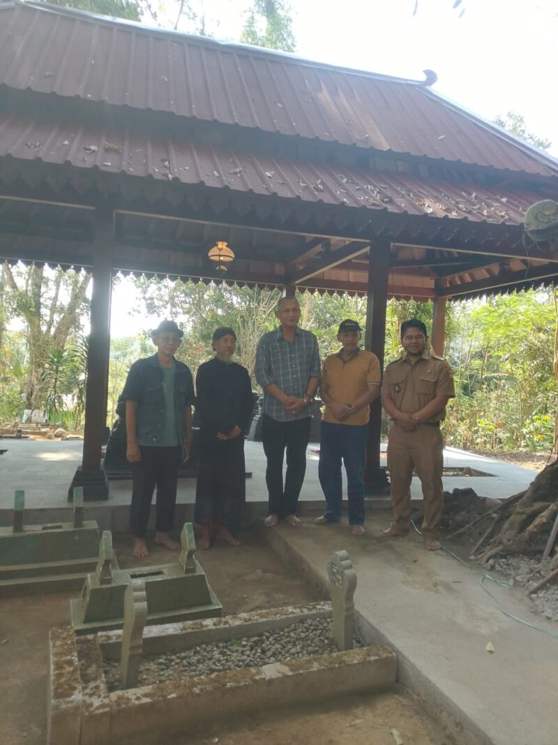 Rombongan peninjau berfoto di kompleks makam yang di sekitarnya ditemukan batu-batu candi diduga peninggalan masa klasik abad ke-8 hingga ke-10 Masehi.