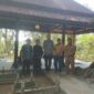 Rombongan peninjau berfoto di kompleks makam yang di sekitarnya ditemukan batu-batu candi diduga peninggalan masa klasik abad ke-8 hingga ke-10 Masehi.