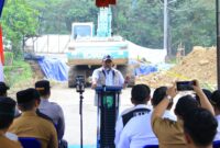 Gubernur Sumsel Herman Deru menyampaikan arahan saat memimpin groundbreaking pembangunan Jembatan Seleman Ulu di Kecamatan Muara Pinang, Empat Lawang