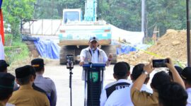 Gubernur Sumsel Herman Deru menyampaikan arahan saat memimpin groundbreaking pembangunan Jembatan Seleman Ulu di Kecamatan Muara Pinang, Empat Lawang