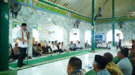 Gubernur Sumsel Herman Deru menyampaikan arahan saat menghadiri peringatan Maulid Nabi Muhammad SAW di Masjid Al-Istiqomah, Desa Ulak Embacang, Sanga Desa, Muba