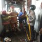 Aparat, warga, damkar bahu membahu membantu memadamkan api