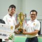 Bupati Bandung menyerahkan piala apresiasi prestasi kepada perwakilan atlet dalam pembukaan PORPEMKAB 2026 dan peringatan HAORNAS ke-43 di GOR Indoor Si Jalak Harupat
