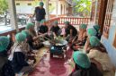 Foto tim HIMASEPTA UMY melakukan pendampingan pembuatan minyak kelapa COCONUTRISE kepada warga Garongan, Panjatan, Kulon Progo