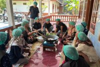 Foto tim HIMASEPTA UMY melakukan pendampingan pembuatan minyak kelapa COCONUTRISE kepada warga Garongan, Panjatan, Kulon Progo
