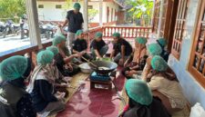 Foto tim HIMASEPTA UMY melakukan pendampingan pembuatan minyak kelapa COCONUTRISE kepada warga Garongan, Panjatan, Kulon Progo