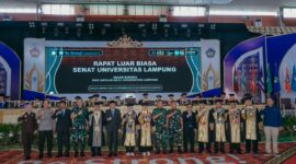 Gubernur Lampung Rahmat Mirzani Djausal berfoto bersama Rektor Unila Prof. Lusmeilia Afriani dan jajaran senat pada Rapat Luar Biasa Senat memperingati Dies Natalis ke-61 Unila di GSG Unila