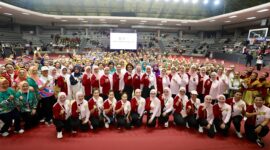 Ketua Umum TP PKK sekaligus Ketua Umum Perwosi Tri Tito Karnavian berfoto bersama jajaran pengurus dan para peserta usai membuka Lomba Senam Kreasi Nasional Tahun 2026 di GOR Soemantri, Jakarta, Rabu (23/9/2026).