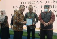 Perwakilan DPPKB Kota Bekasi menerima penghargaan kategori Capaian Sistem Peringatan Dini Pengendalian Penduduk (Si Perindu) dari Kantor Perwakilan BKKBN Provinsi Jawa Barat