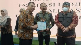 Perwakilan DPPKB Kota Bekasi menerima penghargaan kategori Capaian Sistem Peringatan Dini Pengendalian Penduduk (Si Perindu) dari Kantor Perwakilan BKKBN Provinsi Jawa Barat