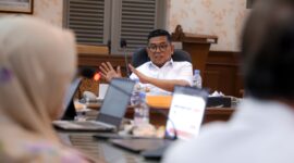 Gubernur Banten Andra Soni memimpin rapat pembahasan Rancangan Pergub tentang Corporate University di Gedung Negara Provinsi Banten, Kota Serang