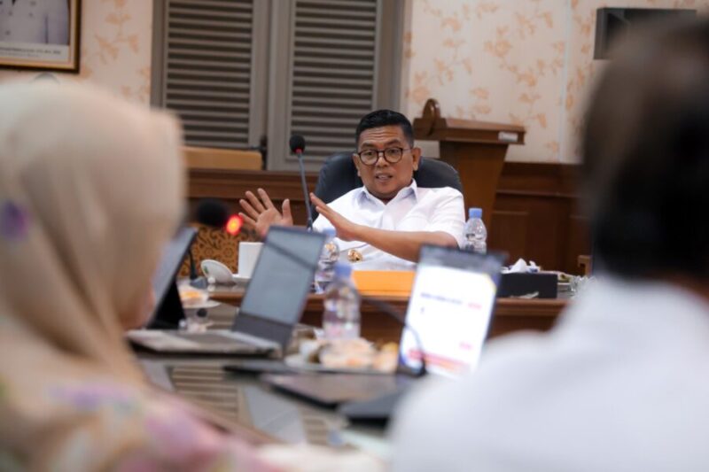 Gubernur Banten Andra Soni memimpin rapat pembahasan Rancangan Pergub tentang Corporate University di Gedung Negara Provinsi Banten, Kota Serang