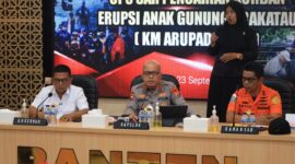 Kapolda Banten Irjen Pol Hengki didampingi Gubernur Banten Andra Soni dan Kabasarnas Banten Al Amrad memimpin konferensi pers Operasi SAR Pencarian Korban Erupsi Anak Gunung Krakatau (KM Arupadhatu 1) di Mapolda Banten.