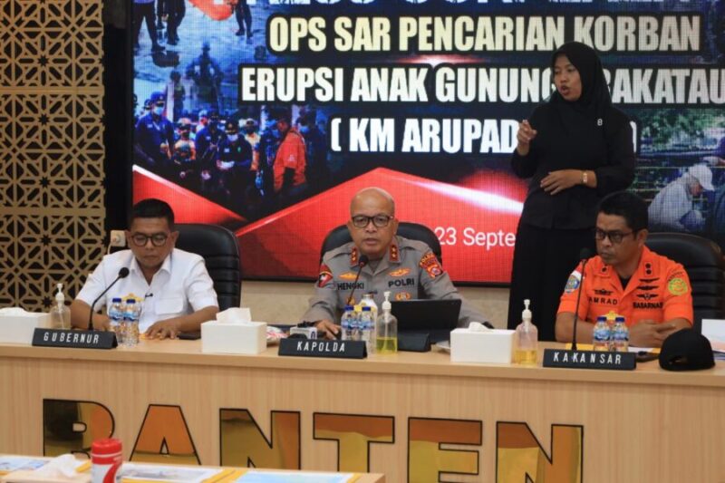 Kapolda Banten Irjen Pol Hengki didampingi Gubernur Banten Andra Soni dan Kabasarnas Banten Al Amrad memimpin konferensi pers Operasi SAR Pencarian Korban Erupsi Anak Gunung Krakatau (KM Arupadhatu 1) di Mapolda Banten.