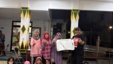 Ketua Komisi A DPRD Kota Yogyakarta Susanto Dwi Antoro menyerahkan bantuan 30 meja belajar lipat kepada pengurus JBM Tahunan, Rabu (23/9/2026), sebagai bagian dari gerakan pendidikan berbasis kedermawanan sosial dan semangat gotong royong.