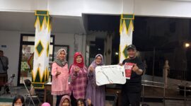 Ketua Komisi A DPRD Kota Yogyakarta Susanto Dwi Antoro menyerahkan bantuan 30 meja belajar lipat kepada pengurus JBM Tahunan, Rabu (23/9/2026), sebagai bagian dari gerakan pendidikan berbasis kedermawanan sosial dan semangat gotong royong.