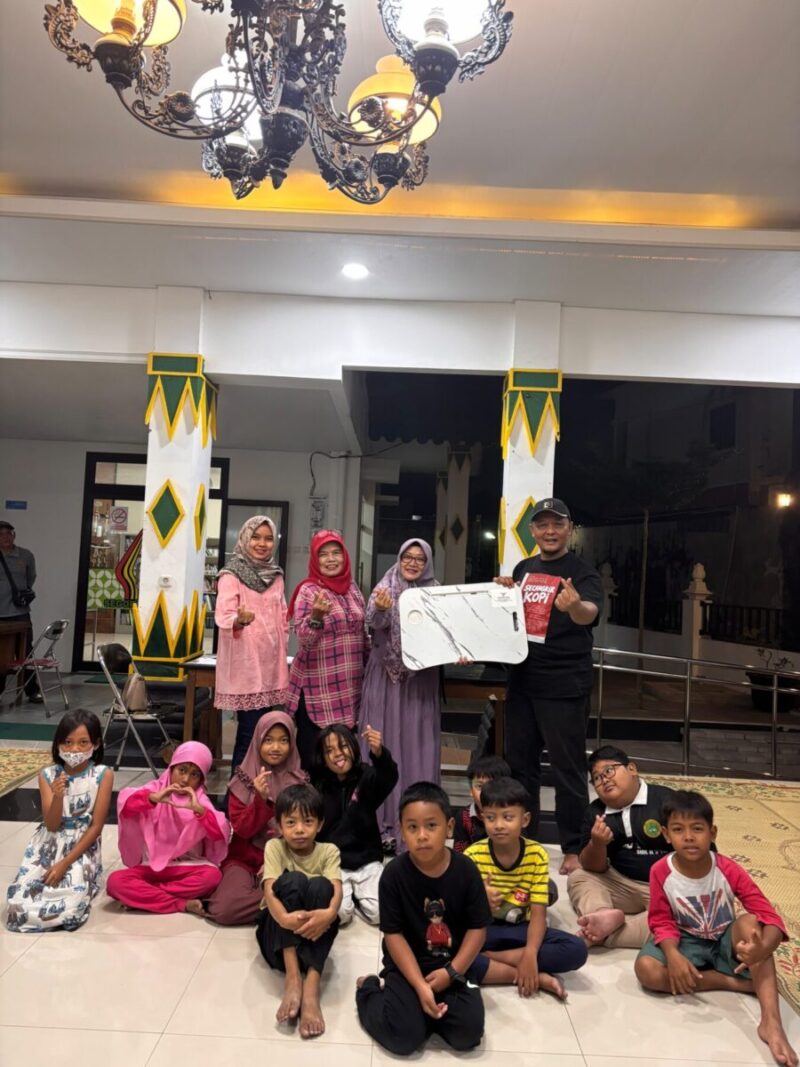 Ketua Komisi A DPRD Kota Yogyakarta Susanto Dwi Antoro menyerahkan bantuan 30 meja belajar lipat kepada pengurus JBM Tahunan, Rabu (23/9/2026), sebagai bagian dari gerakan pendidikan berbasis kedermawanan sosial dan semangat gotong royong.