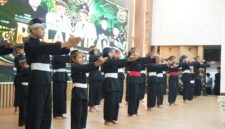 Pesilat muda memeragakan jurus pencak silat saat Pelantikan DPD PPSI Kabupaten Bandung 2026–2031 di Gedung Moh. Toha, Soreang