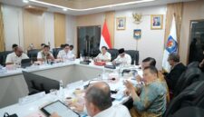 Suasana Rapat Koordinasi Perkembangan Percepatan Rehabilitasi dan Rekonstruksi Pascabencana Alam di Provinsi Aceh, Sumatera Utara, dan Sumatera Barat di Bidang Pendidikan, yang berlangsung di Posko Satgas PRR, Jakarta, Rabu (23/9/2026).