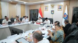 Suasana Rapat Koordinasi Perkembangan Percepatan Rehabilitasi dan Rekonstruksi Pascabencana Alam di Provinsi Aceh, Sumatera Utara, dan Sumatera Barat di Bidang Pendidikan, yang berlangsung di Posko Satgas PRR, Jakarta, Rabu (23/9/2026).