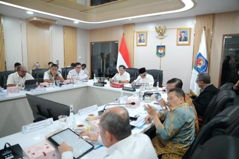 Suasana Rapat Koordinasi Perkembangan Percepatan Rehabilitasi dan Rekonstruksi Pascabencana Alam di Provinsi Aceh, Sumatera Utara, dan Sumatera Barat di Bidang Pendidikan, yang berlangsung di Posko Satgas PRR, Jakarta, Rabu (23/9/2026).