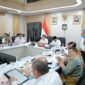 Suasana Rapat Koordinasi Perkembangan Percepatan Rehabilitasi dan Rekonstruksi Pascabencana Alam di Provinsi Aceh, Sumatera Utara, dan Sumatera Barat di Bidang Pendidikan, yang berlangsung di Posko Satgas PRR, Jakarta, Rabu (23/9/2026).