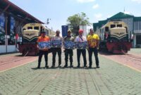 Para perwakilan juara Lomba Tarik Lokomotif HUT ke-81 KAI berfoto bersama di Balai Yasa Yogyakarta, Rabu (23/9/2026).