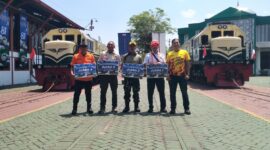 Para perwakilan juara Lomba Tarik Lokomotif HUT ke-81 KAI berfoto bersama di Balai Yasa Yogyakarta, Rabu (23/9/2026).