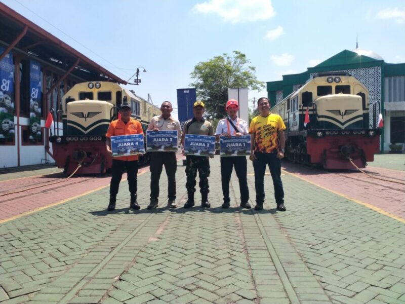 Para perwakilan juara Lomba Tarik Lokomotif HUT ke-81 KAI berfoto bersama di Balai Yasa Yogyakarta, Rabu (23/9/2026).