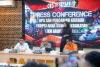 Gubernur Banten Andra Soni bersama Kapolda Banten Irjen Pol Hengki dan Kepala Kantor Basarnas Banten Al Amrad dalam konferensi pers Operasi SAR pencarian korban erupsi Gunung Anak Krakatau (KM Arupadhatu 1) di Mapolda Banten, Kota Serang, Rabu (23/9/2026).