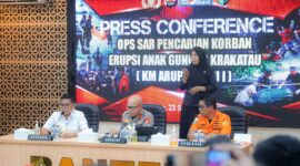 Gubernur Banten Andra Soni bersama Kapolda Banten Irjen Pol Hengki dan Kepala Kantor Basarnas Banten Al Amrad dalam konferensi pers Operasi SAR pencarian korban erupsi Gunung Anak Krakatau (KM Arupadhatu 1) di Mapolda Banten, Kota Serang, Rabu (23/9/2026).
