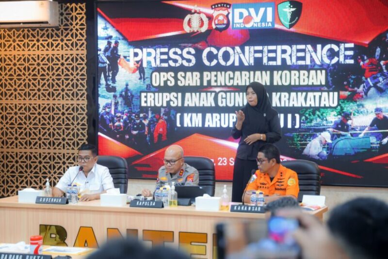 Gubernur Banten Andra Soni bersama Kapolda Banten Irjen Pol Hengki dan Kepala Kantor Basarnas Banten Al Amrad dalam konferensi pers Operasi SAR pencarian korban erupsi Gunung Anak Krakatau (KM Arupadhatu 1) di Mapolda Banten, Kota Serang, Rabu (23/9/2026).